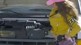ضخمة الثدي سيارة ميكانيكي نيكي بنز الجنس الشرجي في الصحراء