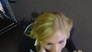 شقراء جبهة مورو استغل من قبل رجل رهينة المتأنق في غرفة التخزين