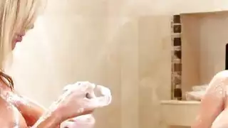كيشا غراي وتاشا عهد يحب أن يرضوا بعضهم البعض في الحمام
