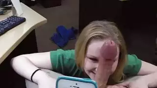 قصفت فاتنة جميلة لعقد من اللؤلؤ