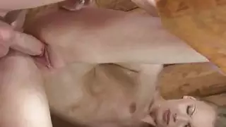 انها تجتاح لغرق 10pounder في كس