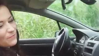 رؤية قضيبه كبيرة من الصعب يجعل نيكي الحلو قرنية