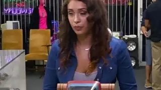 تحصل مارس الجنس فاتنة مفلس في المكتب الخلفي للحصول على النقد السريع
