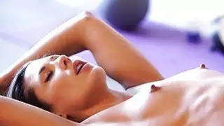 فاتنة صغيرة تعرض لها العضو التناسلي النسوي المتشددين لا تصدق