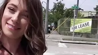 Kirsten Lee تُقيم أعينها الزرقاء الجميلة على قبضة مليئة بالفواتير
