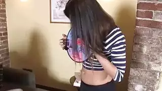 تتحول لعبة Four besties الليلية إلى الجنس المثلي على السرير