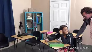 في سن المراهقة يحصل للمرة الأولى الجنس الشرجي في clasroom