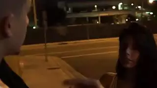 شقراء جينا فالنتينا مارس الجنس على جانب الطريق