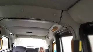 خبطت راكب مفلس غريب في سيارة الأجرة إلى خارج أجرة لها