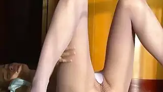 Playgirl يلتقط زجاجة فارغة كبيرة في حفرة لها