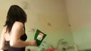 تحصل مارس الجنس شرق أوروبا التدبير المنزلي SLUT في الحمار ، المتشددين!