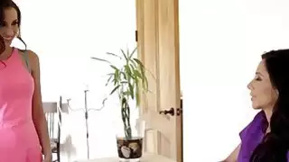أريئيلا فيريرا يلعق كس جميلة من نول حسناء