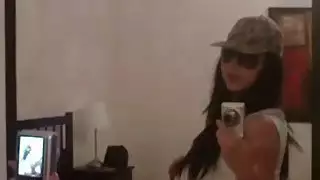 الفرخ يلقي موجة مع وظيفتها عن طريق الفم