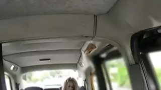 نحيف يحصل على ديك كبيرة في سيارة أجرة وهمية