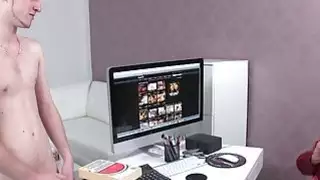 شاب يمارس الجنس مع وكيل ناضجة مفلس