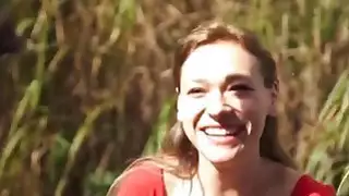 امرأة سمراء صغيرة في سن المراهقة لا يمكن أن تخمن أبدا أن لها hitchhiking ستكون مؤلمة جدا لبوسها