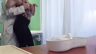 طبيب الانفجارات شقراء مفلس في المكتب