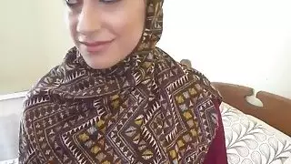 العربية فرنك غيني يعطي الرأس وركوب الخيل رمح طويل في غرفة الفندق