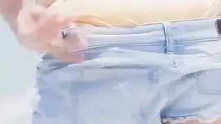 تهب بيكيني بيب في قارب