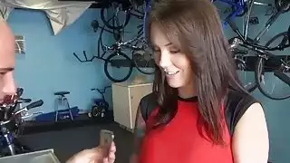 عملاق الثدي امرأة حفرها رجل أصلع لبعض المال