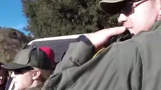 الرجل في الزي الرسمي هو وجود الثلاثي الساخن في الهواء الطلق مع اثنين من الفاسقات الهواة