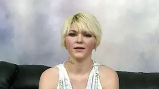 شقراء في سن المراهقة كلوديا الجنس عن طريق الفم المدقع