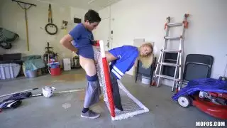 Slutty tattoed شقراء في سن المراهقة الملاعين صديقها في المرآب له
