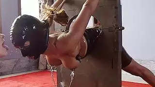 اثنين من العبيد الملتزم خشن مارس الجنس في الثلاثي