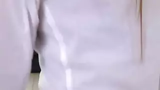 مدير الممتلكات الساخنة يغوي رئيسها في منزل فارغ