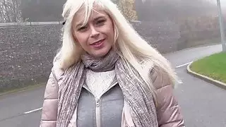 شقراء يحصل الديك بين كبير الثدي في الأماكن العامة