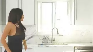 يعاقب زوجته ضخمة الثدي في سن المراهقة لدرجة الفشل