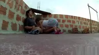 بريق التايلاندية الجنس دمية يحصل على قبلة و عناق من قبل زميلها