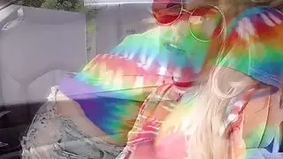 جميل و شقراء Khloe Kapri يعطي a عرض masturbation و fucks يا صديق