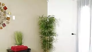 تمتص وقحة كبيرة من العميل Jasmine Jae بواسطة مدلكها