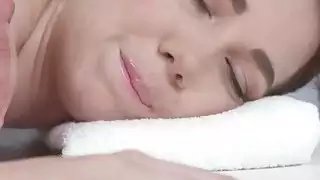 يحصل اصابع الاتهام كايلا من قبل مدلكه قرنية دافني