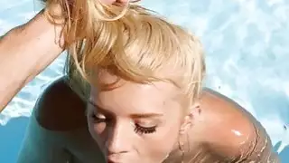 تحصل مارس الجنس شقراء من قبل تجمع