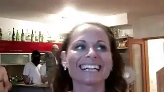 يحصل تغزو Brunettte التشيكية فتاة من قبل الرجال كثيرين جدا للعد