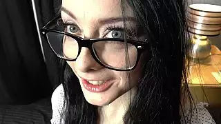 أليسا سافاج هي لعبة الجنس الخشن لبن وأبريل