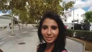 قامت ريا رودريغيز بسحب الديك ودفعه في فمها