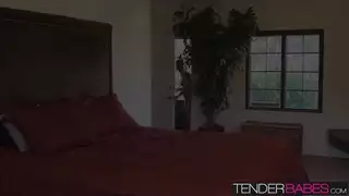 لينا يلعق كارليس الحمار الكبير ممتلئ الجسم بينما يلعق صدعها