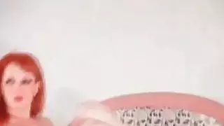 أقرن أحمر الشعر بالإصبع لها ضيق