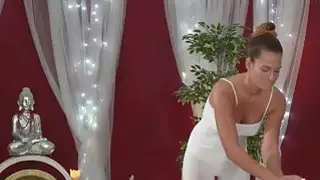 امرأة سمراء شاحب مفلس في تدليك مثليه