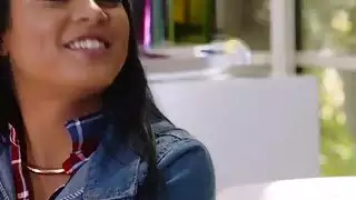 مايا هوتي سيدة يكافئ الرجل مع hardsex