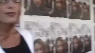 امرأة سمراء جبهة مورو تهب الخفقان schlong على الأريكة