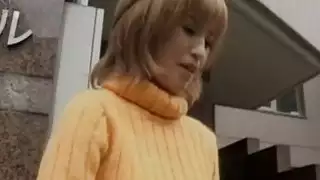 Yuu لديه قطع الملابس ومسمر في الفم وجمل