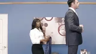 موظف متجر الملابس السوداء يعتني بالعميل القاسي