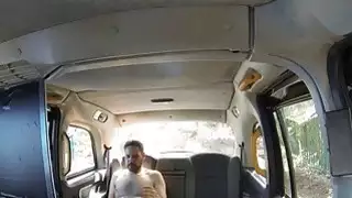 شقي هواة زوجين سخيف في المقعد الخلفي من سيارة أجرة