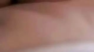 في سن المراهقة يحصل على Jizz في جميع أنحاء البطن
