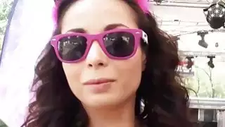 امرأة سمراء مجعد التشيكية فاتنة الجوفاء في الغابة للحصول على النقد