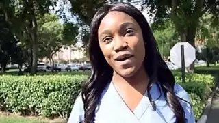 مرسيدس لطيف يعطي اللسان